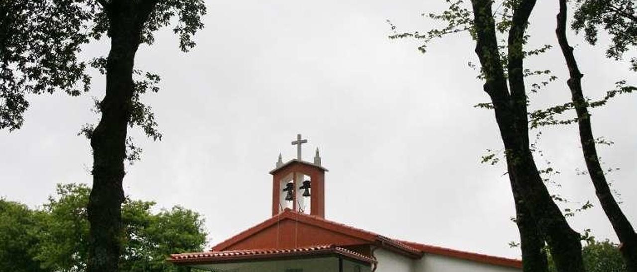 El templo de Pareizo constaba a nombre del Obispado, pero fue construido por vecinos de esta aldea y de la de Cotarelo // Bernabé/Luismy