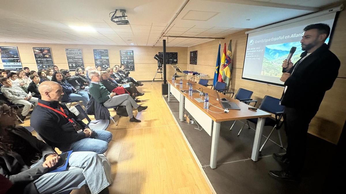 A la derecha, Mohamad Sol durante su ponencia.