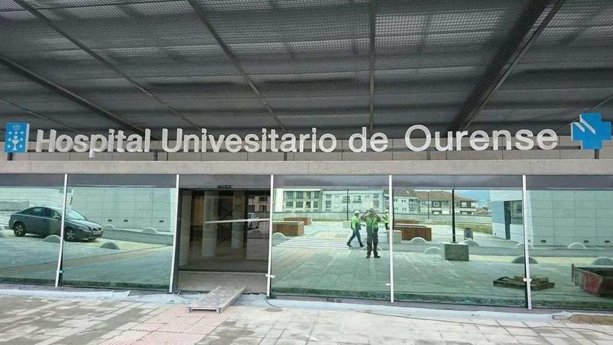 El rótulo de entrada al futuro hospital, momentos antes de enmendar el error en &quot;univesitario&quot; . // FDV