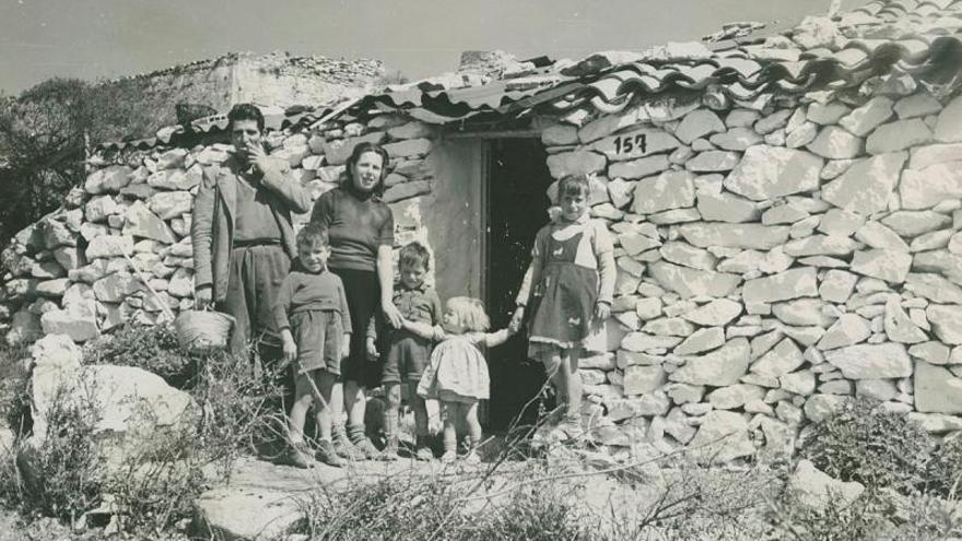 6 Una família a la barraca amb el número 157, en una imatge de l’any 1957. F  | AJUNTAMENT DE GIRONA/CRDI/NARCÍS SANS PRATS