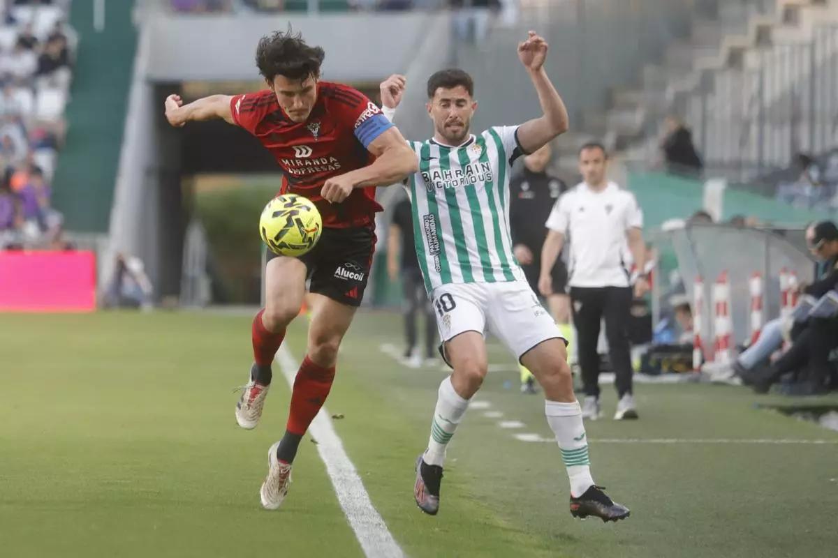 Juan Gutiérrez disputa un balón a Jacobo González, en El Arcángel, en la visita del Mirandés, esta temporada.