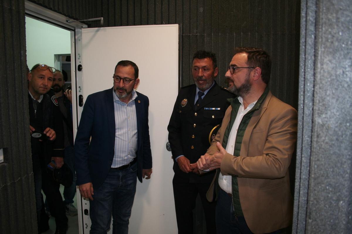 José Luis Ruiz y Diego José Mateos visitando la zona fría habilitada en el sótano con paredes de caucho para la descarga balística.