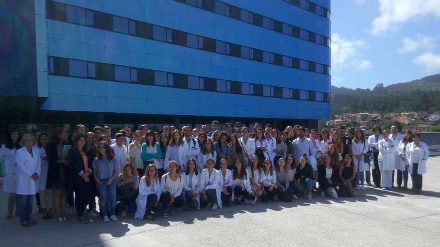 Estudiantes y profesores posan en la entrada del Cunqueiro tras el acto de bienvenida. // FdV