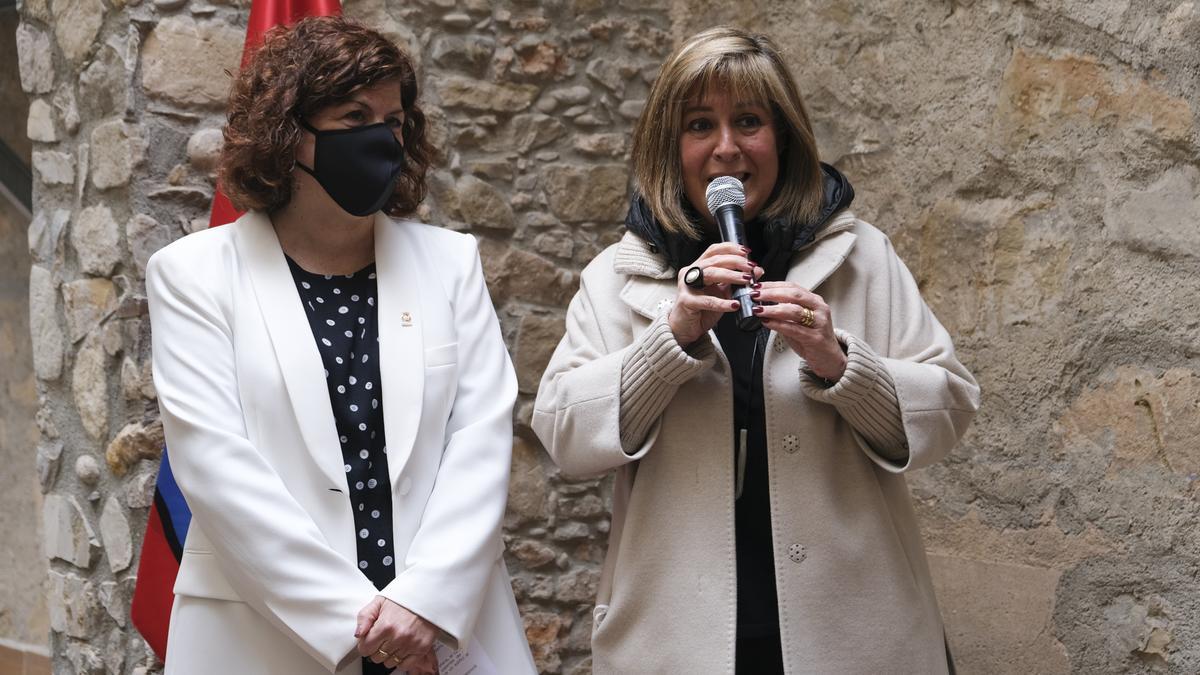 L&#039;alcaldessa de Castellbell, Montse Badia, acompanyant la presidenta de la Diputació de Barcelona, Núria Marín, en la inauguració de la remodelació global del consistori