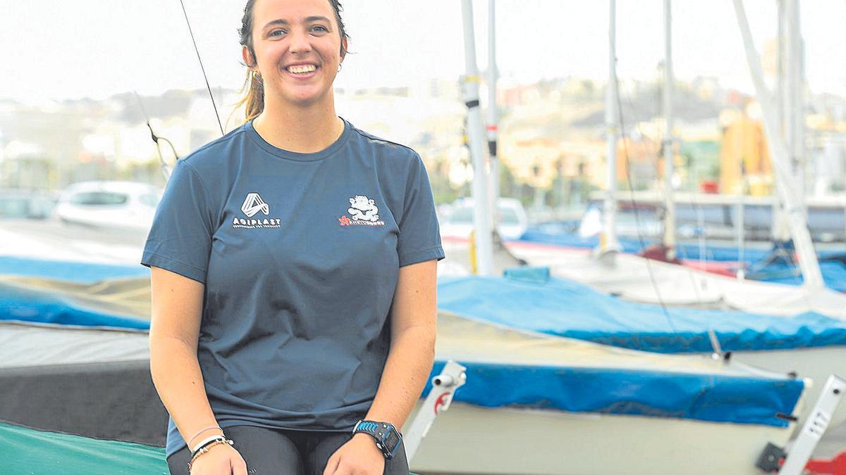 María Cantero, ayer, sonriente en el pantalán del Real Club Náutico de Gran Canaria.