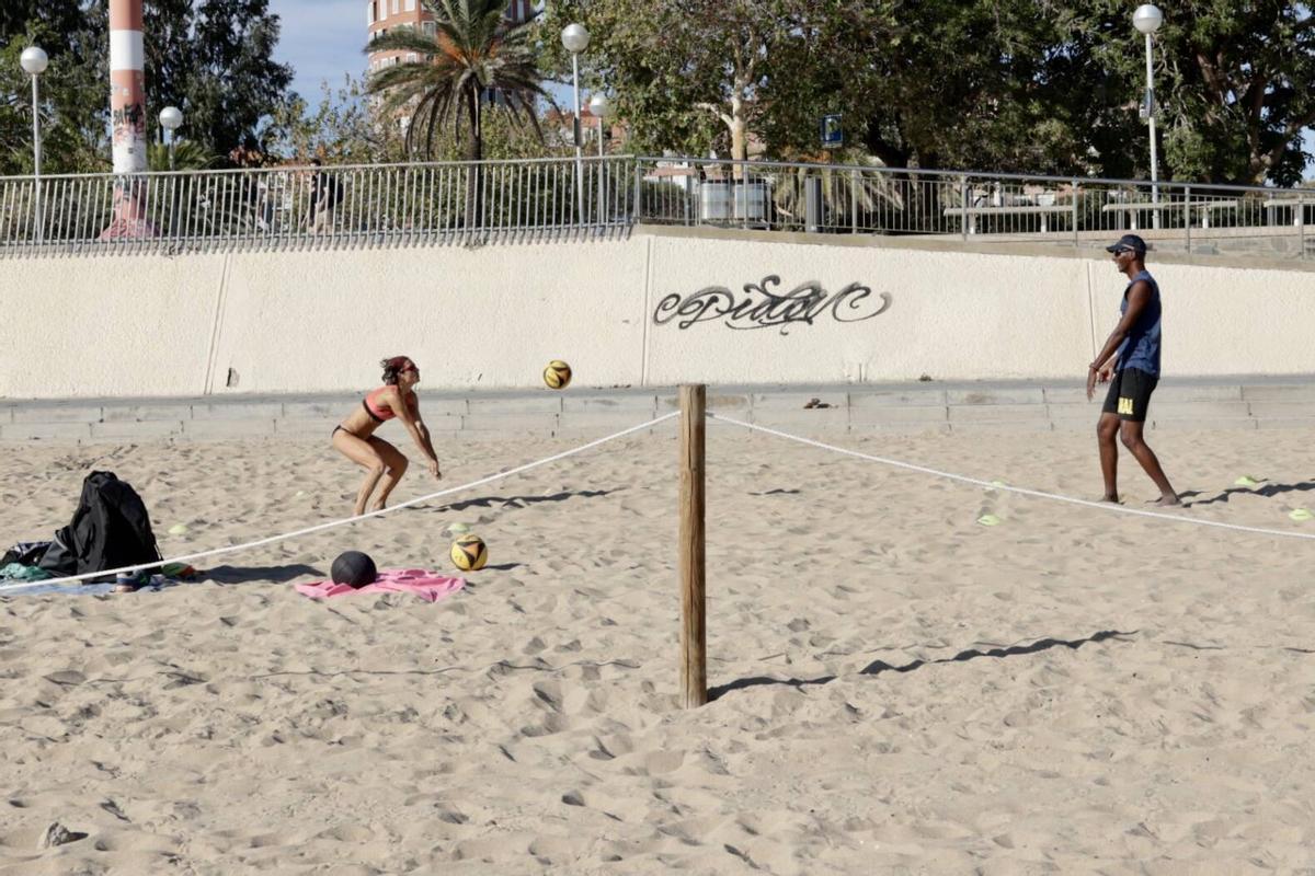 Barceloneses acuden a la playa por las altas temperaturas de noviembre