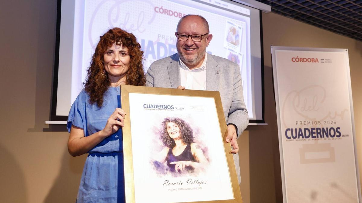 El rector de la UCO, Manuel Torralbo, ha entregado el premio a Rosario Villajos.