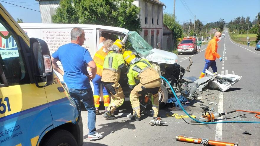 Una mujer herida y atrapada después de colisionar su vehículo contra un camión en Santa Comba