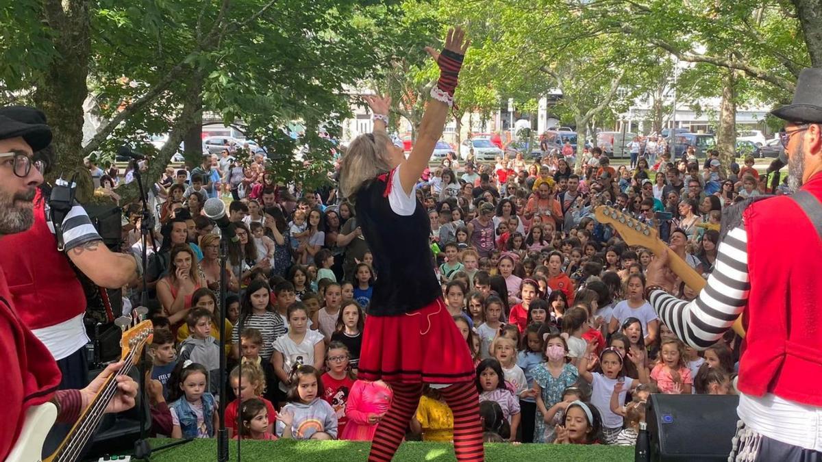 Uxía Lambona e a Banda Molona protagonizou a última sesión do Rechouchíos no parque da Xunqueira.  | // D.P.