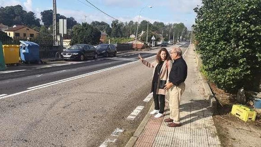 Valcárcel en una visita al tramo peligroso en As Santas. // D.P.