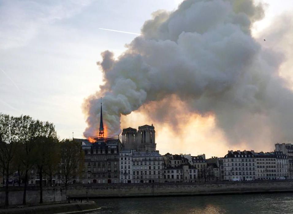 Un incendio devora la catedal de Notre-Dame.