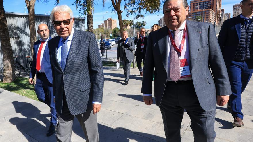 Felipe Gónzalez llega a la Asamblea General de AVE