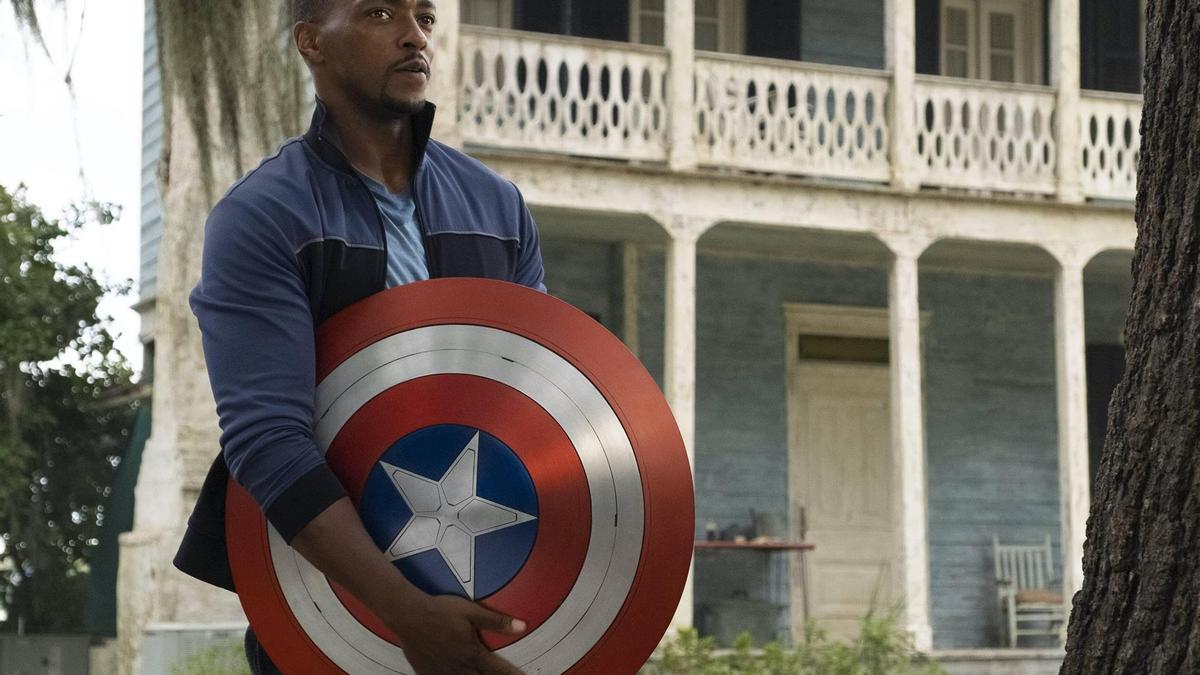 Anthony Mackie es Falcon/Sam Wilson en Falcon y el Soldado de Invierno.