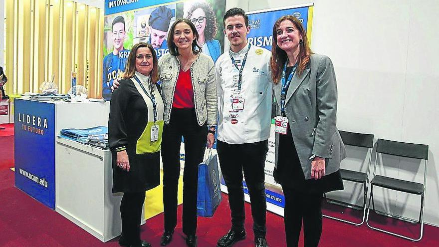 La ministra de Industria, Comercio y Turismo, Reyes Maroto, visitó el stand de la Universidad Católica de Murcia en Madrid.