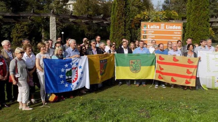 Las distintas delegaciones posaron ayer, tras su inauguración, con la placa de homenaje al hermanamiento en O Regueiriño.