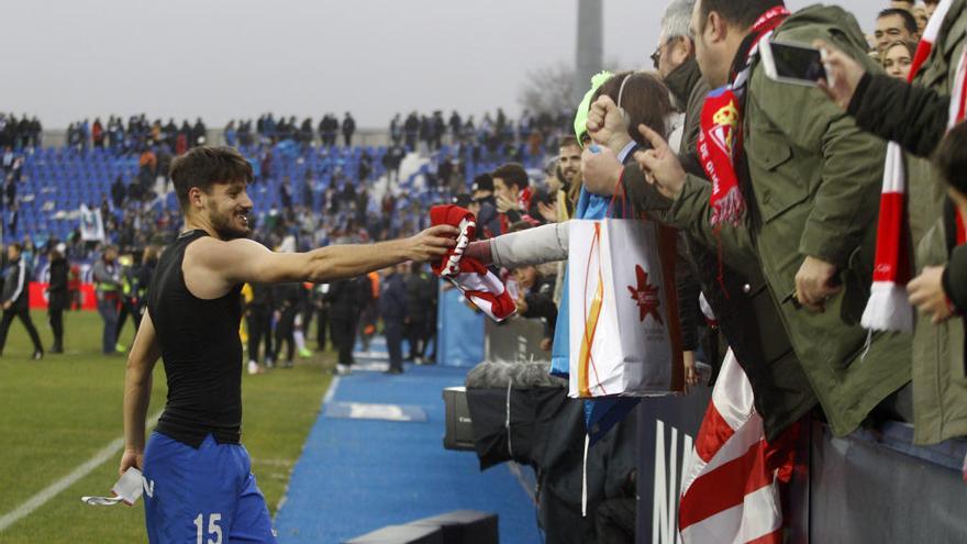 Canella entrega su camiseta a unos aficionados desplazados a Butarque.