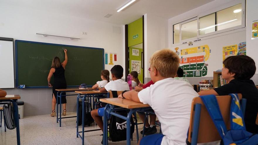Más plazas para los profesores en Andalucía: la Junta cubrirá 1.118 vacantes en Infantil y Primaria y 2.000 en Secundaria