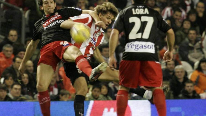 Diego Camacho y Lora presionan a Fernando Llorente en el partido de ida de los cuartos de final de Copa en la temporada 2008-09.