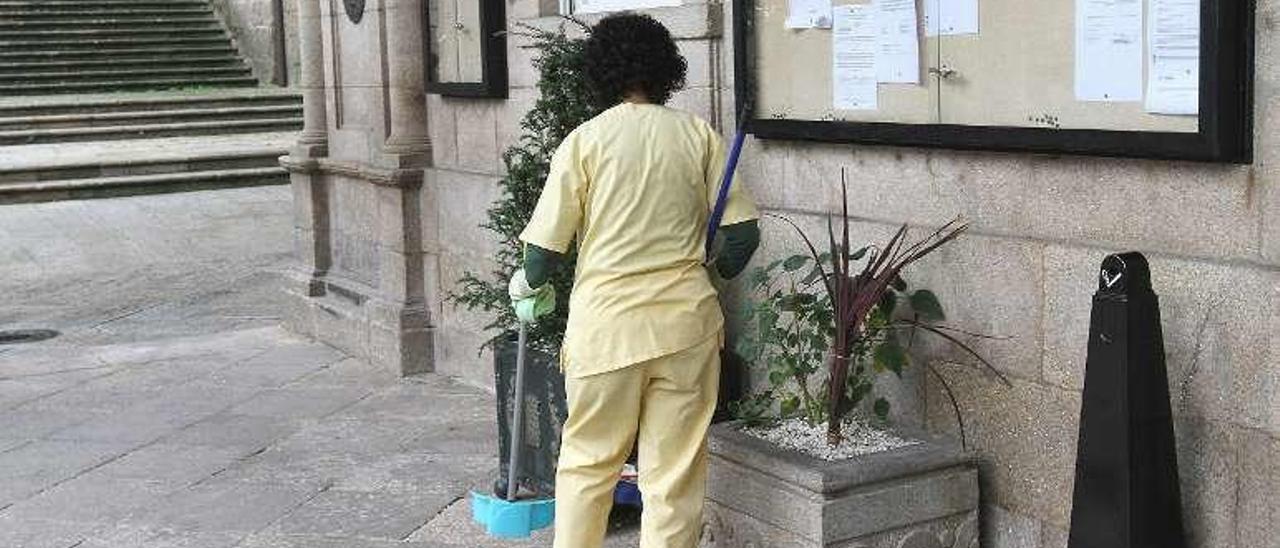 Una trabajadora de la empresa en la entrada del Concello. // Iñaki Osorio