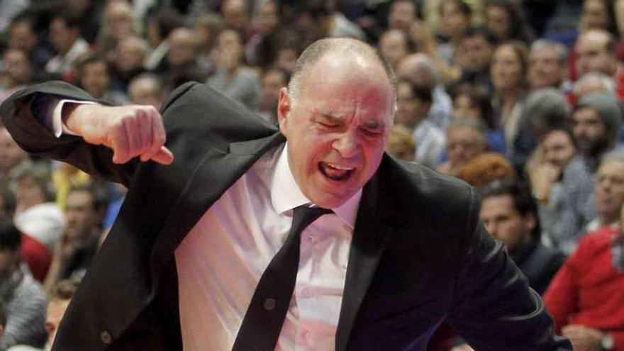 Pablo Laso protesta durante un partido. // Efe