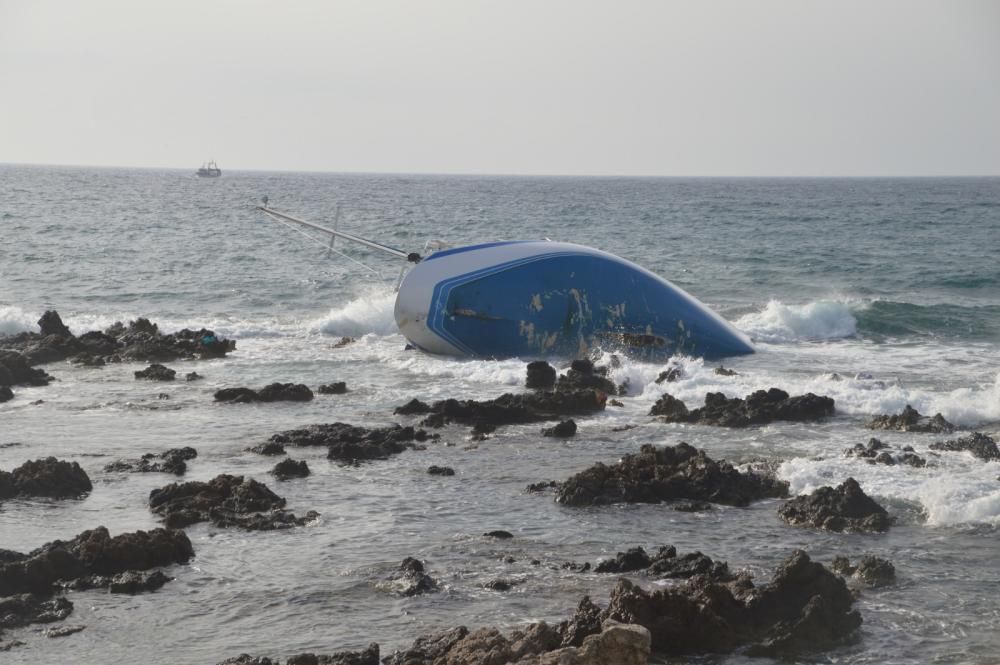 Rescatan a cuatro tripulantes de un velero que se estrelló en Cala Rajada