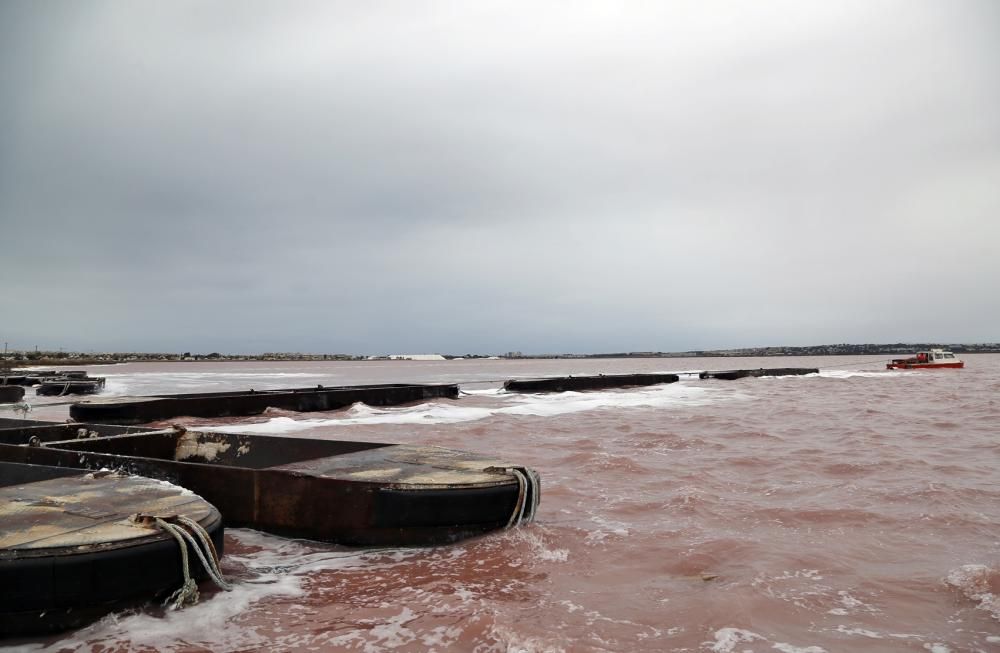 Las barcazas de transporte de sal en Torrevieja han terminado arrastradas a la orilla por el viento
