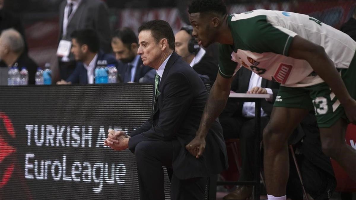 Rick Pitino sigue el partido con el Olympiacos, con Antetokounmpo listo para salir