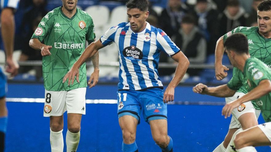 Davo, rodeado de jugadores de la SD Logroñés en Riazor. |  // CASTELEIRO / ROLLER AGENCIA