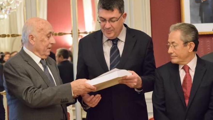 El Síndic, José Cholbi, con su adjunto Ángel Luna, entregando el informe a Enric Morera en las Cortes.