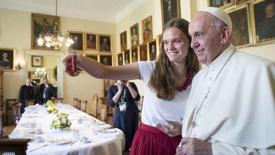 El Papa, con una joven en el almuerzo en el monasterio de Cracovia.
