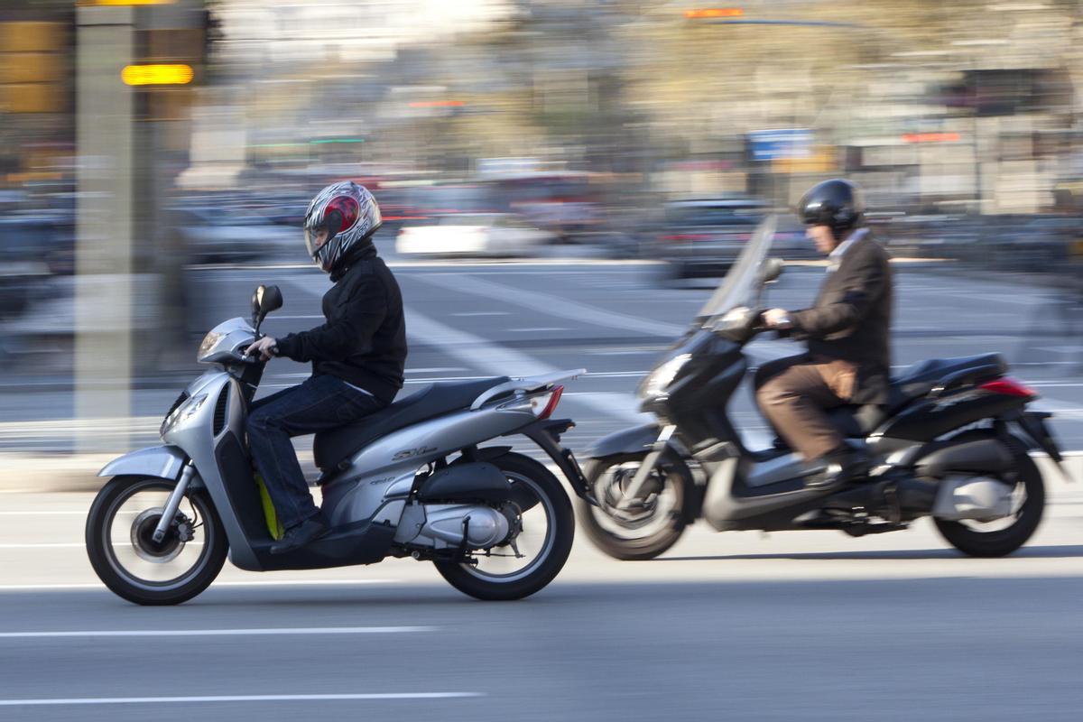 Dos motos, circulando ágiles por la calle de Aragó