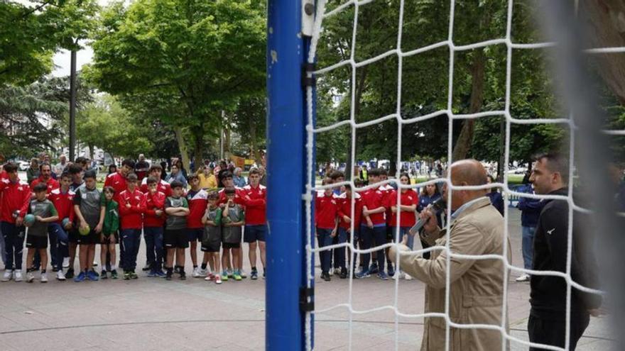 El balonmano toma el parque de Las Meanas con el gijonés Carlos Ruesga