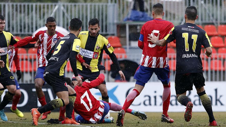 Un instante del encuentro entre el Rápido de Bouzas y el Atlético de Madrid B en el Cerro del Espino. // At. Madrid