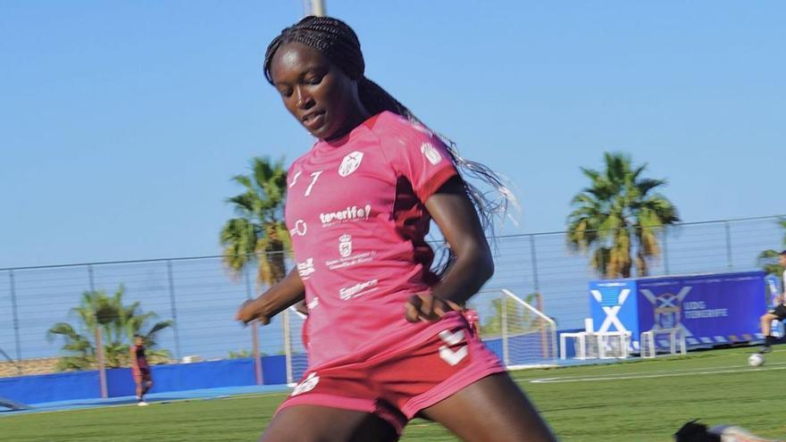 Rinsola Babajide, en un entrenamiento de esta semana. | | UDCA TENERIFE