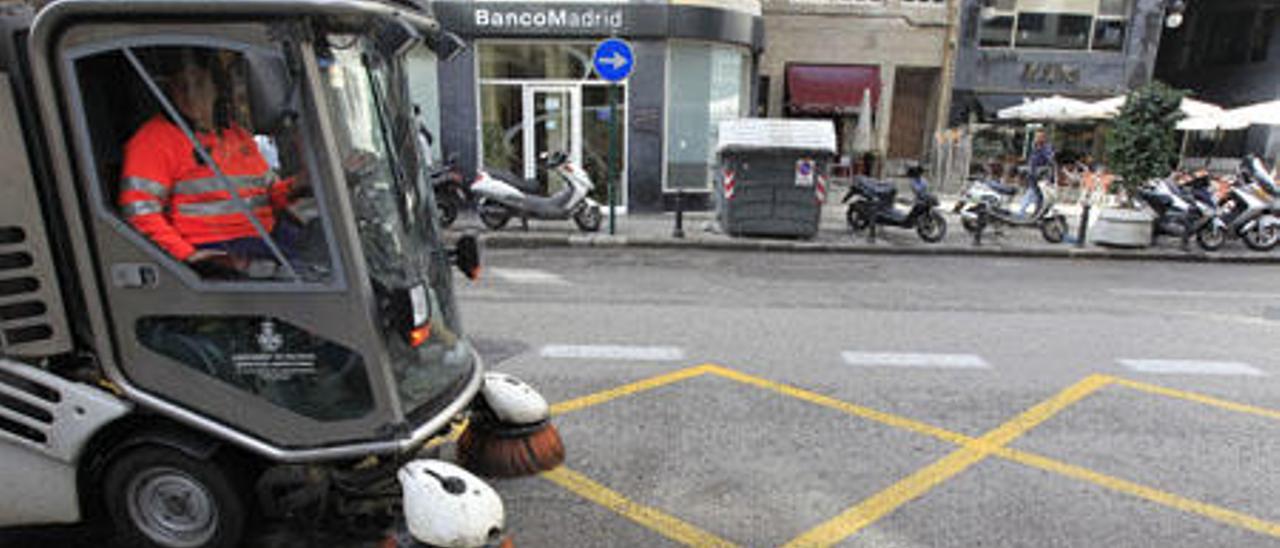 Una máquina barredora por una calle del centro de Valencia.