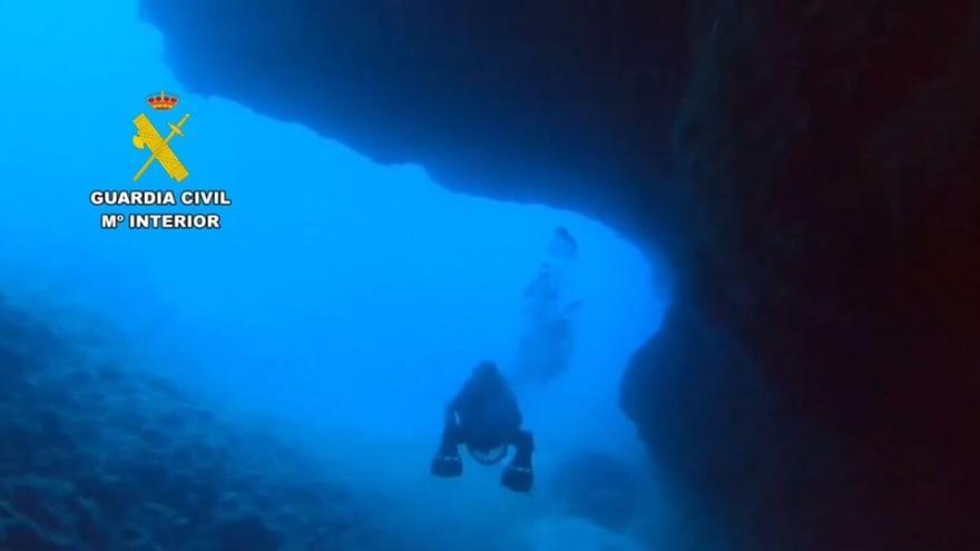 Los buzos de la Guardia Civil exploran nuevas cuevas para buscar a los menores desaparecidos en El Confital