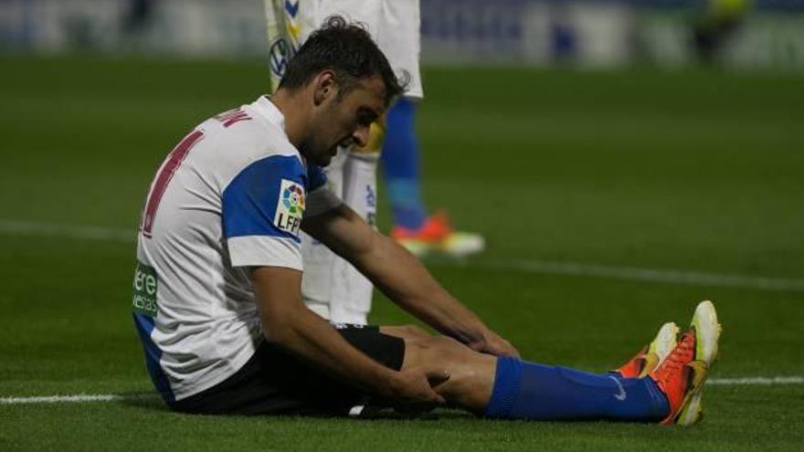 El canterano Eldin Hadzic, en el césped del Rico Pérez tras caer lesionado.