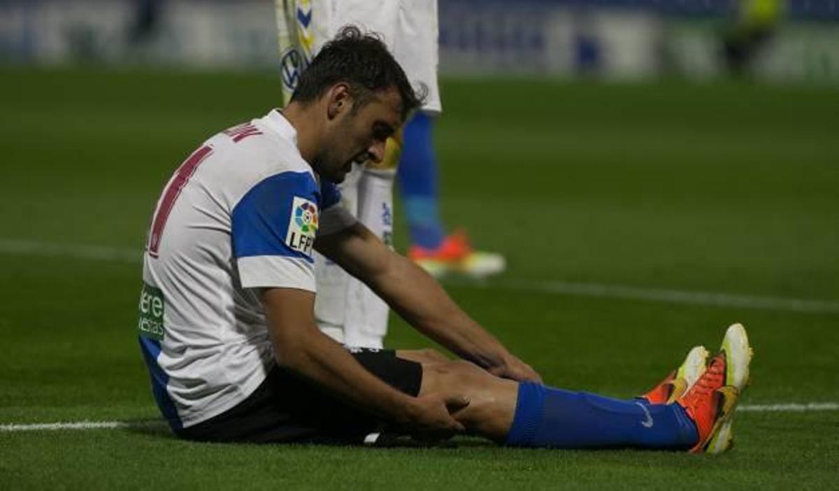 El canterano Eldin Hadzic, en el césped del Rico Pérez tras caer lesionado.