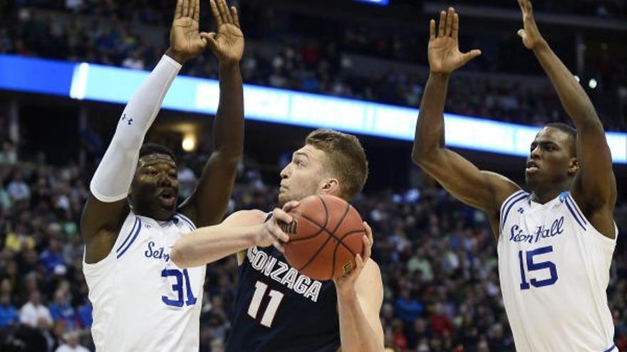 Domas Sabonis lucha con dos rivales en el partido ante Seton Hall.