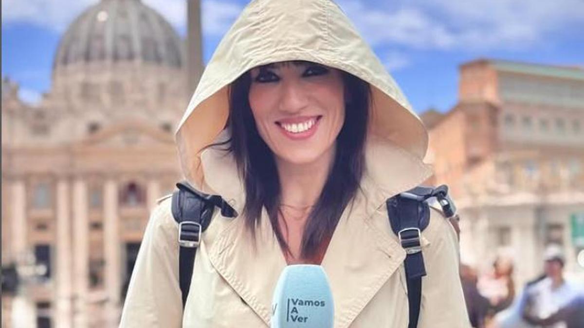 Patricia Pardo durante la cobertura del cónclave en Roma