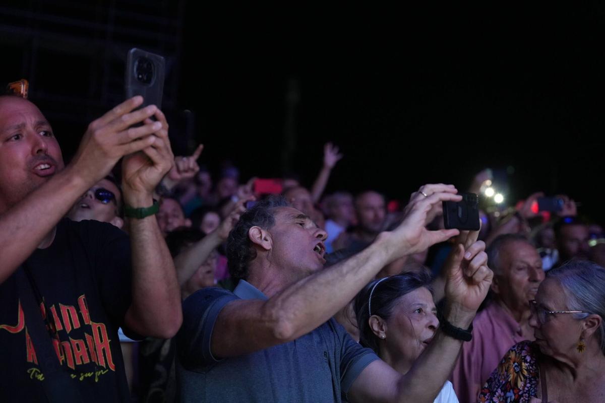 El público vive desde primera fila una noche histórica en la feria de Badajoz.