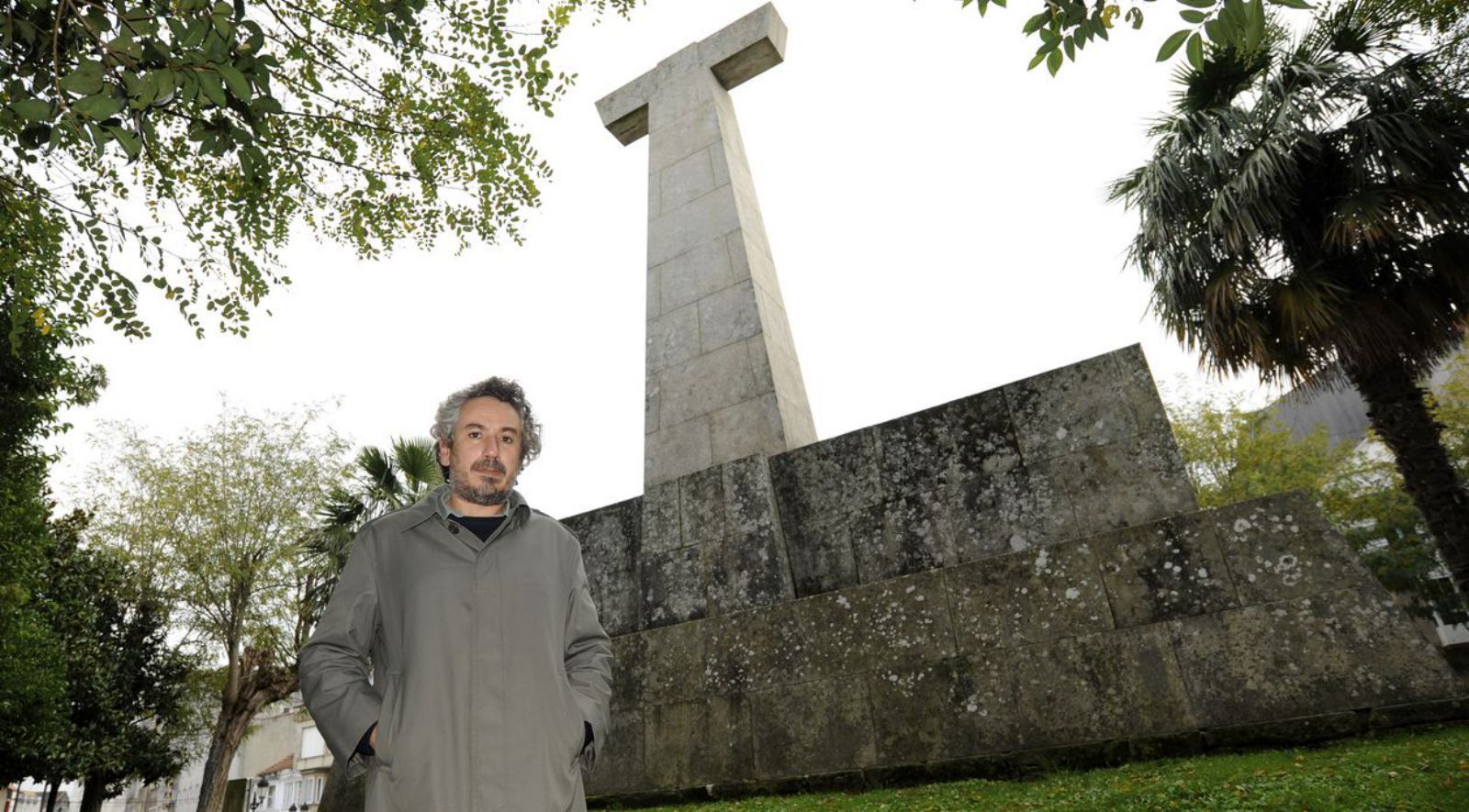 Misha, delante de la escultura de Asorey en Lalín en homenaje a Loriga. 