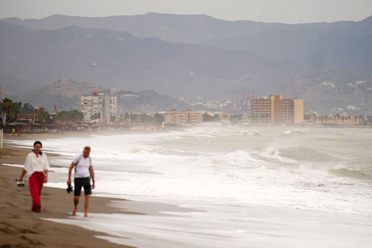 Playa de Los Álamos de Torremolinos (Málaga) en pleno temporal.