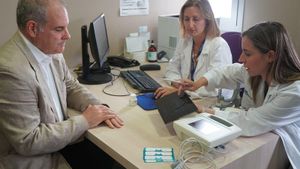 La doctora Ciudin (izquierda) y la doctora Marta Comas con un paciente.