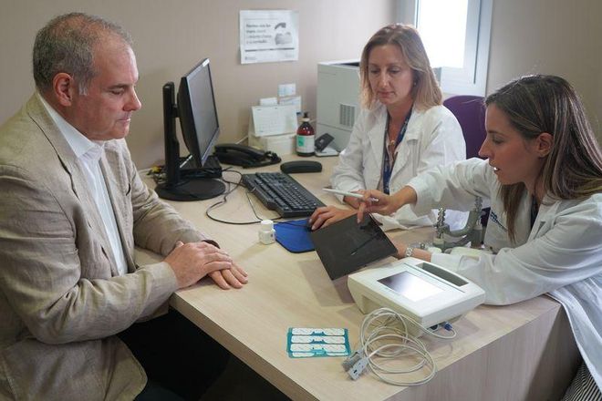 La doctora Ciudin (izquierda) y la doctora Marta Comas con un paciente.