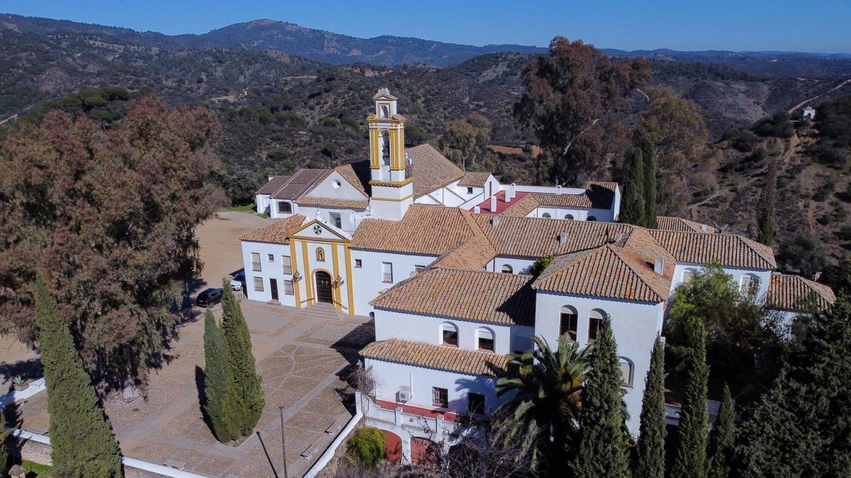Los bomberos rescatan en camilla a un senderista herido cerca de Santo Domingo, en la sierra de Córdoba