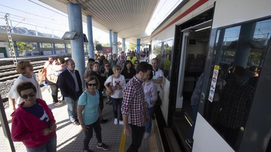 Decenas de pasajeros suben al tren en la estación de Moixent, el primer día en que se recuperaron las frecuencias, en 2019. | PERALES IBORRA