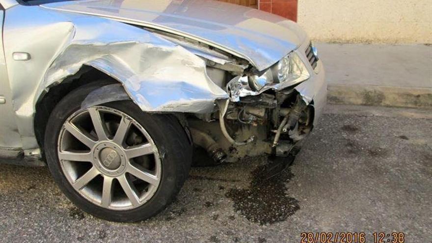 Un conductor ebrio se da a la fuga tras chocar con tres vehículos estacionados en Badajoz