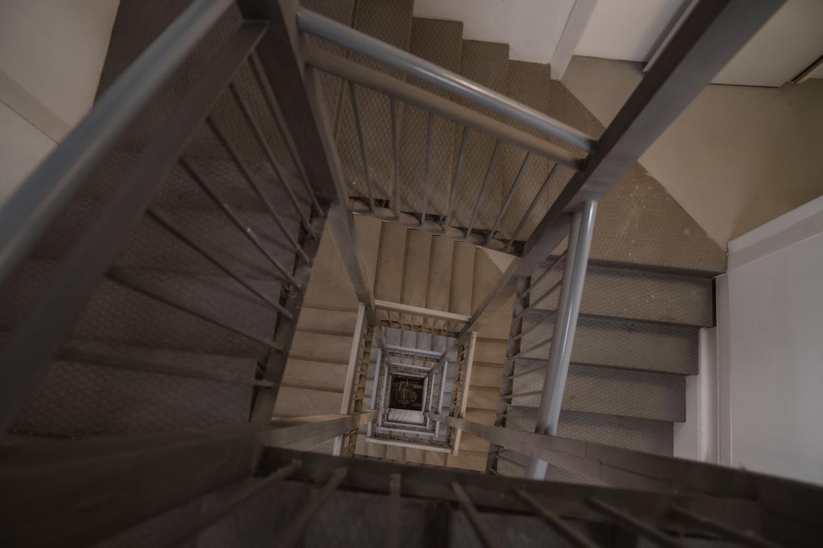 Escaleras del interior del silo.