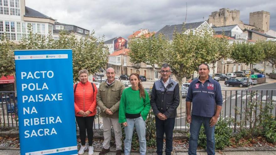 Visita a Castro Caldelas con motivo del festival de muralismo.  | // FC